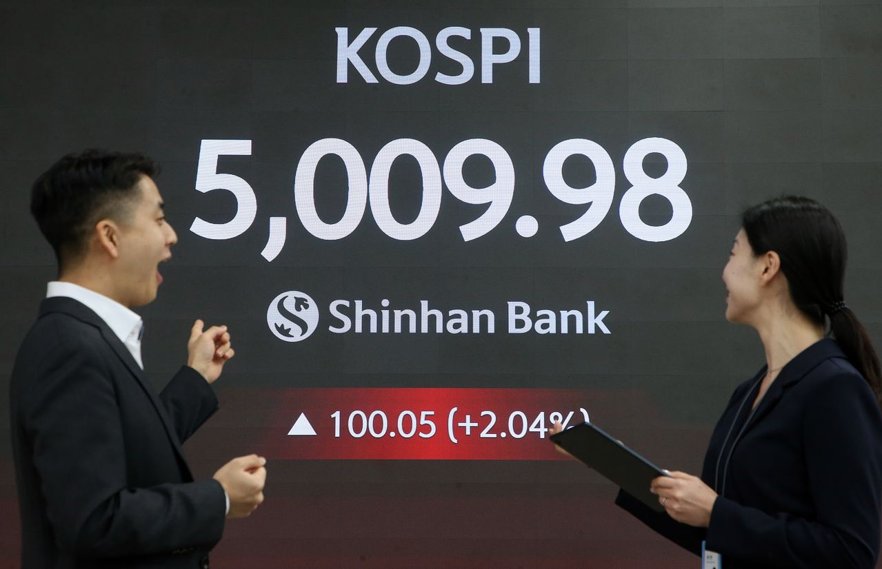 22일 오전 서울 중구 신한은행 본점 로비 전광판에 코스피 지수가 장중 5000선을 돌파하는 모습이 나타나고 있다. 신한지주 제공. 