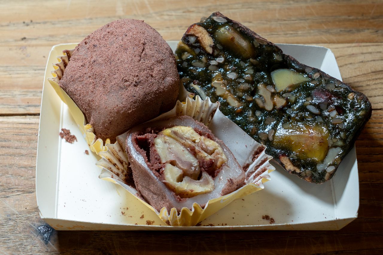 공주산성시장 44년 내력의 '부자떡집'. 특대호 알밤이 통째로 든 '알밤모찌(왼쪽)'와 밤·호두·땅콩 등 다양한 견과가 든 '부자떡'이 인기 메뉴다. 백종현 기자