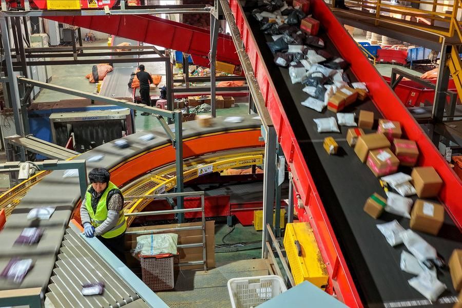 2025년 12월 18일 산둥(山東)성 라오링(樂陵)시 양안(楊安)진의 위안퉁(圓通·YTO) 스마트 풀필먼트센터에서 택배를 분류하는 직원. 신화통신