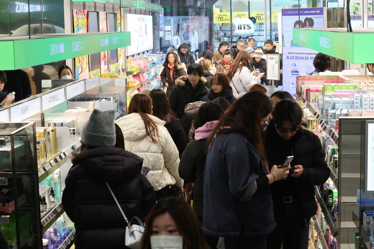 전 세계 뷰티 시장을 압도한 국내 화장품 업계가 올해 미국·유럽·일본 등 주요 해외 시장 공략에 더 힘을 주기로 했다. 사진은 11일 서울의 한 화장품 매장. 연합뉴스