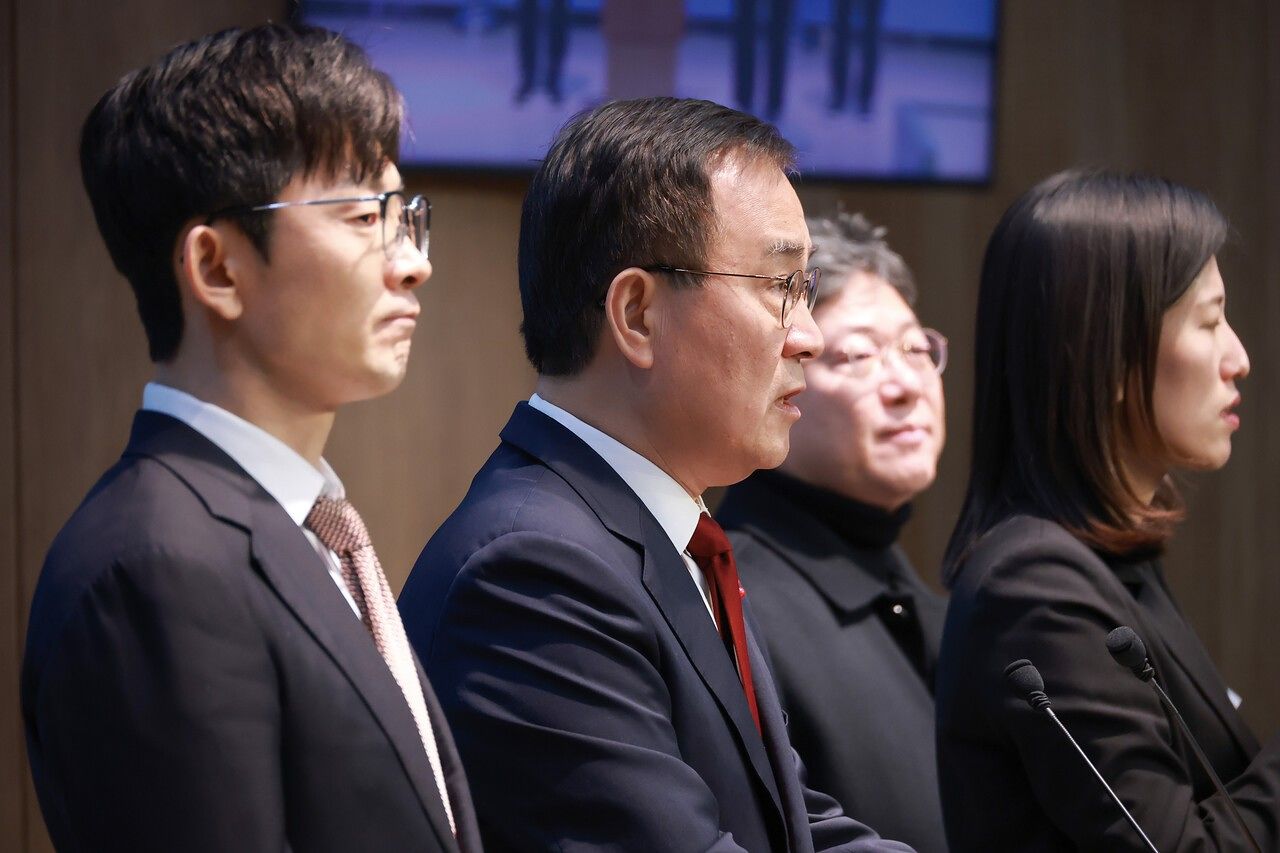 국회 과학기술정보 방송통신위원회 간사인 최형두 국민의힘 의원이 1월 2일 국회 소통관에서 정보통신망법 개정 촉구·언론중재법 개정 추진 반대 기자회견을 하고 있다. 왼쪽부터 과방위 소속 박충권 국민의힘 의원, 최 의원, 문화체육관광위원회 간사인 박정하 국민의힘 의원. [연합뉴스]