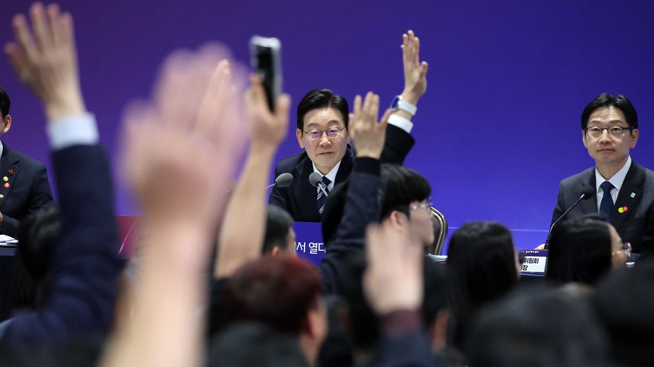 이재명 대통령이 23일 울산 울주군 울산전시컨벤션센터에서 열린 ‘울산의 마음을 듣다‘ 타운홀 미팅에서 발언 기회를 얻기 위해 손을 들고 있는 참석자들을 바라보고 있다. 오른쪽은 김경수 대통령직속 지방시대위원회 위원장. 청와대사진기자단