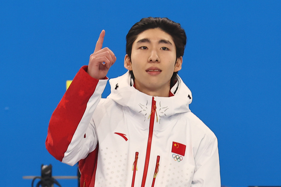 린샤오쥔 '내가 1위'   (하얼빈=연합뉴스) 서대연 기자 = 8일 중국 하얼빈 헤이룽장 빙상훈련센터 다목적홀에서 열린 하얼빈 동계아시안게임 쇼트트랙 남자 500m 시상식에서 금메달을 따낸 중국 린샤오쥔(한국명 임효준)이 시상대에 오르며 손가락으로 숫자 1을 만들어 보이고 있다. 2025.2.8   dwise@yna.co.kr (끝)  〈저작권자(c) 연합뉴스, 무단 전재-재배포, AI 학습 및 활용 금지〉