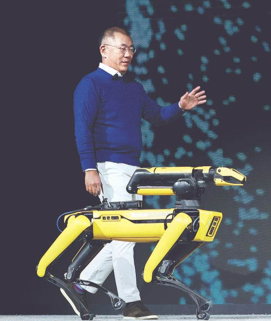 정의선 현대차그룹 회장이 지난 2022년 미국 라스베이거스에서 열린 프레스 컨퍼런스에서 보스턴다이내믹스의 4족 보행 로봇 '스팟'(Spot) 과 함께 무대에 오르고 있다. 연합뉴스