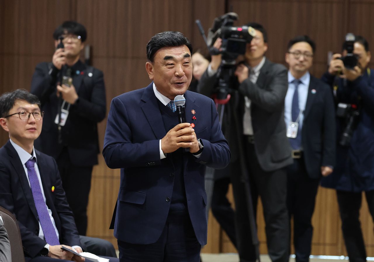 국민의힘 소속 김두겸 울산광역시장이 23일 울산 울주군 울산전시컨벤션센터에서 열린 ‘울산의 마음을 듣다‘ 타운홀 미팅에서 이재명 대통령의 질문에 답하고 있다. 청와대사진기자단