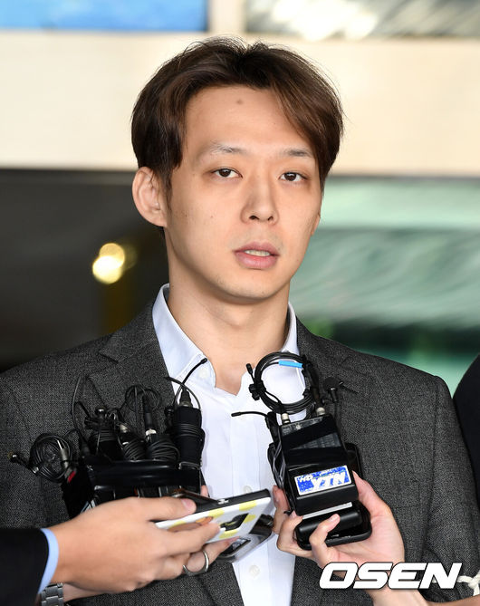 [OSEN=수원, 이대선 기자] 3일 오전 마약 투약 혐의로 구속된 배우 박유천이 경기남부지방경찰청에서 수원지검에 송치됐다.배우 박유천이 검찰로 송치되며 취재진의 질문에 답하고 있다. /sunday@osen.co.kr