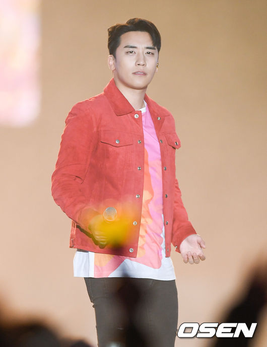 [OSEN=부천,박준형 기자]  3일 오후 부천시 부천종합운동장에서 2018 판타지아 슈퍼 콘서트가 진행됐다.이날 행사에는 승리, 비투비, 몬스타엑스, 펜타곤, 더보이즈, 에이데일리 등이 출연했다. 빅뱅 승리가 멋진 무대를 펼치고 있다. / soul1014@osen.co.kr