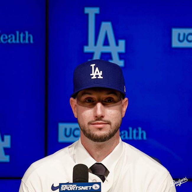 LA 다저스 카일 터커가 입단식에서 질문을 듣고 있다. /LA 다저스 SNS