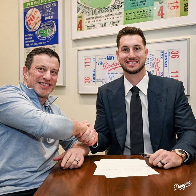 LA 다저스 앤드류 프리드먼 야구운영사장이 카일 터커와 악수를 하고 있다. /LA 다저스 SNS