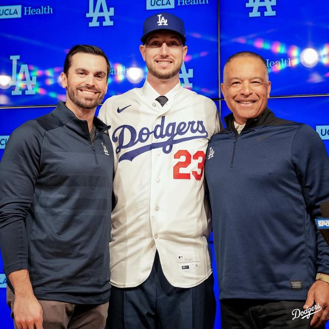 LA 다저스 브랜든 곰스 단장, 카일 터커, 데이브 로버츠 감독이 입단식에서 기념 사진을 찍고 있다. /LA 다저스 SNS