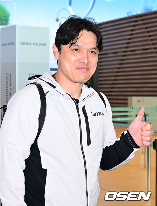 [OSEN=인천공항, 최규한 기자] 프로야구 LG 트윈스가 22일 오후 2026 시즌을 준비하기 위해 22일 오후 인천공항을 통해 미국으로 출국했다.LG는 오는25일부터2월22일까지 미국 애리조나에스프링캠프를 꾸리고 염경엽감독과코칭스태프18명,주장 박해민을 비롯한 선수40명이 담금질에 나선다.LG 박동원이 출국을 앞두고 인사를 전하고 있다. 2026.01.22 / dreamer@osen.co.kr