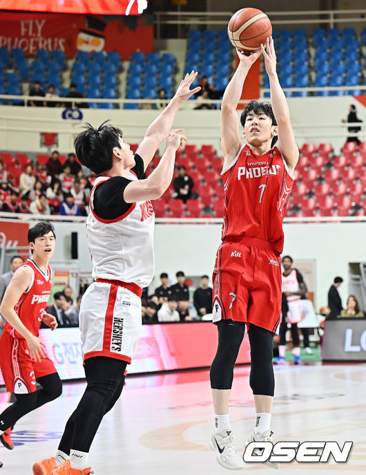 [OSEN=울산, 이석우 기자] 22일 울산 동천체육관에서 2025-2026 LG전자 프로농구 울산 현대모비스와 서울 SK의 경기가 열렸다.  치골염으로 3경기 연속 결장했던 해먼즈가 훈련에 복귀한 가운데, 돌파력과 수비, 리바운드 가담 능력을 갖춘 신장 190cm의 새 아시아쿼터 존킴웰 피게로아가 데뷔전을 치르는 현대모비스가 SK를 상대로 어떤 경기력을 보여줄지 관심이 쏠린다.울산 현대모비스 서명진이 서울 SK 김낙현의 마크를 피해 슛을 시도하고 있다. 2026.01.22 / foto0307@osen.co.kr