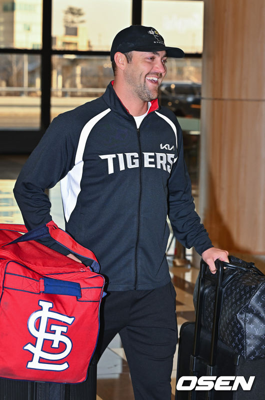 [OSEN=김포공항, 박준형 기자] 2026시즌 스프링캠프 나서는 KIA 코칭스태프와 외국인 선수들이 22일 김포국제공항을 통해 일본 아마미오시마로 출국했다. 지난해 미국 캘리포니아 어바인에서 훈련했던KIA는 일본 가고시마현의 외딴섬인 아마미오시마로 1차 훈련지로 정했다. 심재학 KIA 단장은 “미국에서 훈련해서 원하던 결과를 얻지 못했다”면서 “시차 등을 고려해도 일본이 낫다고 평가했다. 현지 실사를 했을 때 훈련에만 집중하기 딱 좋은 환경이었다”고 밝혔다.KIA 네일이 출국장으로 들어서고 있다.       2026.01.22 / soul1014@osen.co.kr