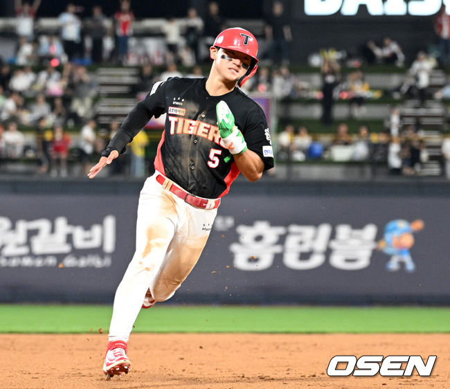 [OSEN=수원, 이대선 기자] 22일 오후 수원 KT위즈파크에서 2025 신한 SOL Bank KBO리그 KT 위즈와 KIA 타이거즈의 경기가 열렸다. KT는 쿠에바스, KIA는 양현종을 선발투수로 내세웠다9회말 2사 1루에서 KIA 최형우의 적시타 때 1루주자 김도영이 3루로 쇄도하고 있다. 2025.05.22 /sunday@osen.co.kr