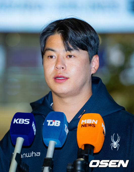[OSEN=인천공항, 민경훈 기자] 프로야구 한화 이글스가 2026 시즌을 준비하기 위해 23일 오전 인천공항을 통해 호주 멜버른으로 1차 스프링캠프를 떠났다.김경문 감독이 이끄는 한화 선수단은 코치진 17명, 선수 46명을 합해 63명으로 1차 스프링캠프 명단을 꾸렸다.한화 노시환이 출국길에 오르며 인터뷰를 하고 있다. 2026.01.23 / rumi@osen.co.kr