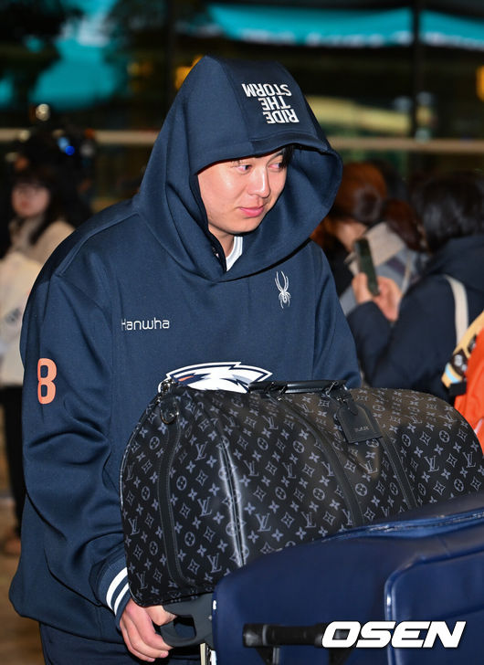 [OSEN=인천공항, 민경훈 기자] 프로야구 한화 이글스가 2026 시즌을 준비하기 위해 23일 오전 인천공항을 통해 호주 멜버른으로 1차 스프링캠프를 떠났다.김경문 감독이 이끄는 한화 선수단은 코치진 17명, 선수 46명을 합해 63명으로 1차 스프링캠프 명단을 꾸렸다.한화 노시환이 출국길에 오르고 있다. 2026.01.23 / rumi@osen.co.kr