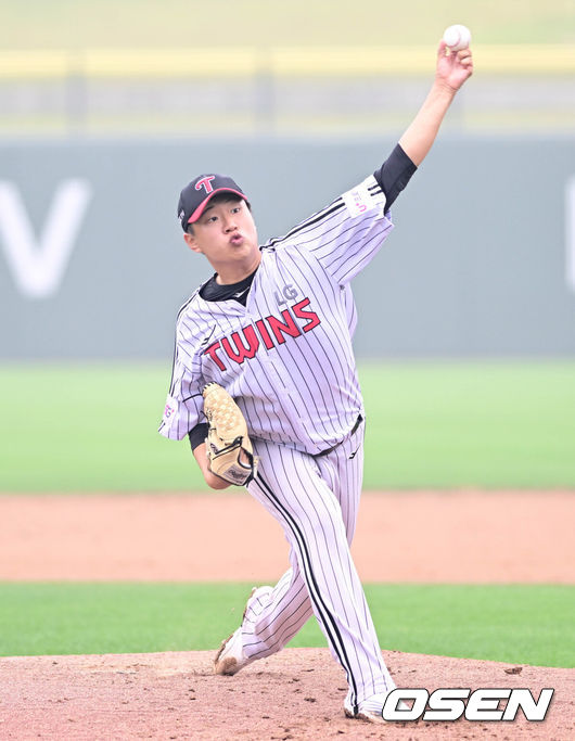 [OSEN=이천, 조은정 기자] 29일 이천 LG챔피언스파크에서 ‘2022 KBO 퓨처스리그’ LG 트윈스와 NC 다이노스의 경기가 열렸다.1회초 LG 선발 김주완이 힘차게 공을 던지고 있다. 2022.09.29 /cej@osen.co.kr