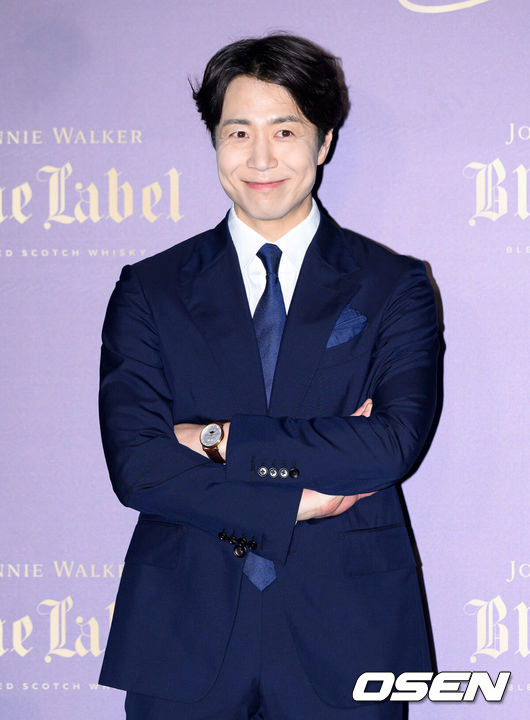 [OSEN=이대선 기자] 18일 오후 조선 팰리스 서울 강남에서 ‘조니워커 블루’의 새로운 캠페인 ‘치얼스 투 마이 석세스 (Cheers to My Success)’ 기념 이벤트가 열렸다.이번 이벤트에는 배우 조인성, NCT 쟈니, 댄서 허니제이, 쉐프 손종원이 참석했다.손종원 쉐프가 포토타임을 가지고 있다. 2025.09.18 /sunday@osen.co.kr