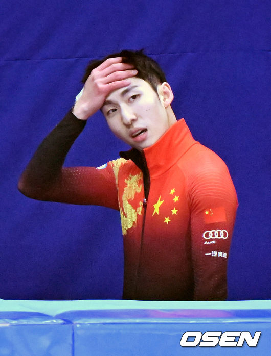 [OSEN=민경훈 기자] 11일 서울 목동 아이스링크에서 '2023 KB금융 국제빙상경기연맹(ISU) 쇼트트랙 세계선수권대회' 본선 경기가 진행됐다.남자 500m 결승에서 중국 린샤오쥔(한국명 임효준)이 페널티로 실격이 된 후 퇴장하며 아쉬워하고 있다. 2023.03.11 / rumi@osen.co.kr