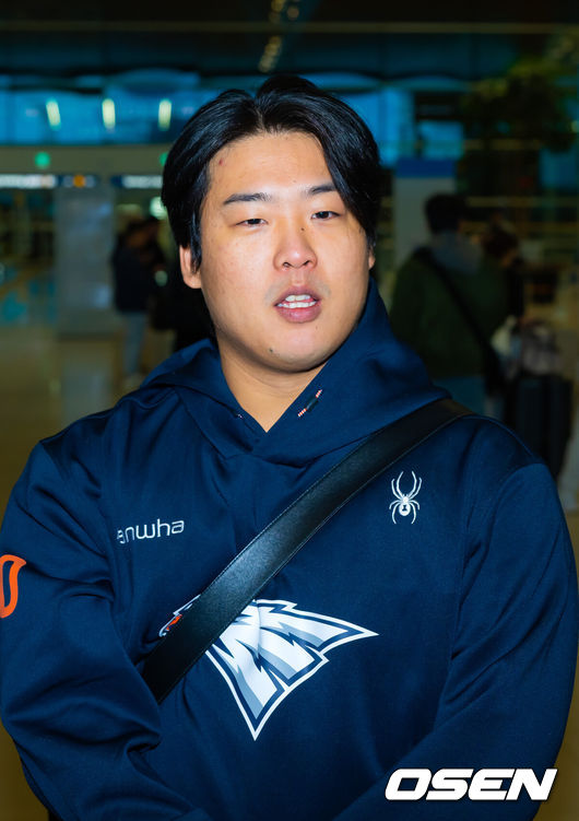 [OSEN=인천공항, 민경훈 기자] 프로야구 한화 이글스가 2026 시즌을 준비하기 위해 23일 오전 인천공항을 통해 호주 멜버른으로 1차 스프링캠프를 떠났다.김경문 감독이 이끄는 한화 선수단은 코치진 17명, 선수 46명을 합해 63명으로 1차 스프링캠프 명단을 꾸렸다.한화 강백호가 출국을 앞두고 인사를 전하고 있다. 2026.01.23 / rumi@osen.co.kr