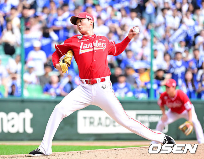 [OSEN=인천, 최규한 기자] 11일 인천 SSG랜더스필드에서 ‘2025 신한 SOL뱅크 KBO리그’ 준플레이오프(5전 3선승제) 2차전 SSG 랜더스와 삼성 라이온즈의 경기가 열렸다.SSG는 김건우, 삼성은 헤르손 가라비토를 선발 투수로 내세웠다.2회초 2사 주자없는 상황 삼성 김헌곤을 상대로 SSG 선발 김건우가 힘차게 공을 뿌리고 있다. 포스트시즌 선발 6타자 연속 삼진 신기록. 2025.10.11 / dreamer@osen.co.kr