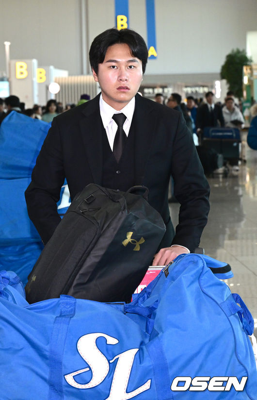 [OSEN=인천공항, 최규한 기자] 프로야구 삼성 라이온즈가 2026 시즌을 준비하기 위해 23일 오후 인천공항을 통해 괌으로 출국했다.삼성은 지난해에 이어 괌에서 1차 스프링캠프를 치른 뒤 일본 오키나와로 건너가 2차 캠프를 진행할 계획이다.삼성 이승현이 출국장에 들어서고 있다. 2026.01.23 / dreamer@osen.co.kr