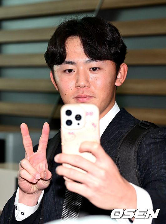 [OSEN=인천공항, 최규한 기자] 프로야구 삼성 라이온즈가 2026 시즌을 준비하기 위해 23일 오후 인천공항을 통해 괌으로 출국했다.삼성은 지난해에 이어 괌에서 1차 스프링캠프를 치른 뒤 일본 오키나와로 건너가 2차 캠프를 진행할 계획이다.삼성 아시아쿼터 미야지 유라가 팬들과의 만남을 갖고 있다. 2026.01.23 / dreamer@osen.co.kr