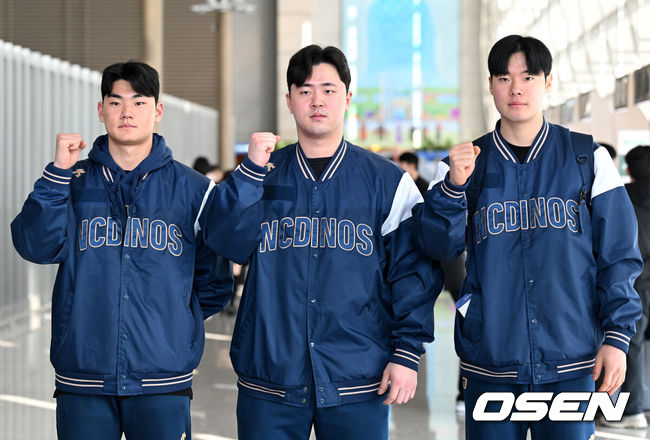 [OSEN=인천공항, 이대선 기자] NC 다이노스가 30일 스프링캠프가 차려진 미국 애리조나로 떠나기 위해 인천국제공항을 통해 출국했다.NC 김주원, 김형준, 김영규가 포즈를 취하고 있다. 2024.01.30 /sunday@osen.co.kr
