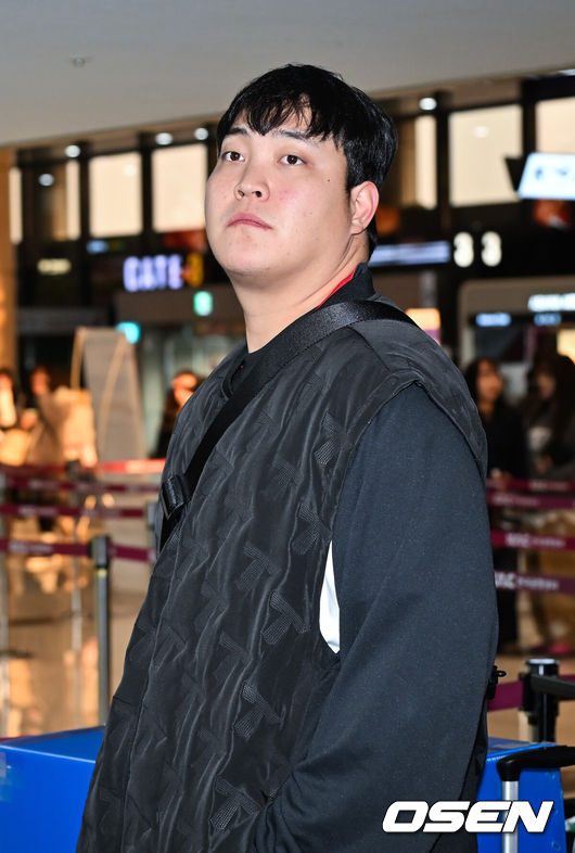 [OSEN=김포공항, 민경훈 기자] 2026시즌 스프링캠프 나서는 KIA 코칭스태프와 외국인 선수들이 23일 김포국제공항을 통해 일본 아마미오시마로 출국했다.지난해 미국 캘리포니아 어바인에서 훈련했던 KIA는 일본 가고시마현의 외딴섬인 아마미오시마로 1차 훈련지로 정했다. KIA 조상우가 출국길에 오르고 있다. 2026.01.23 / rumi@osen.co.kr