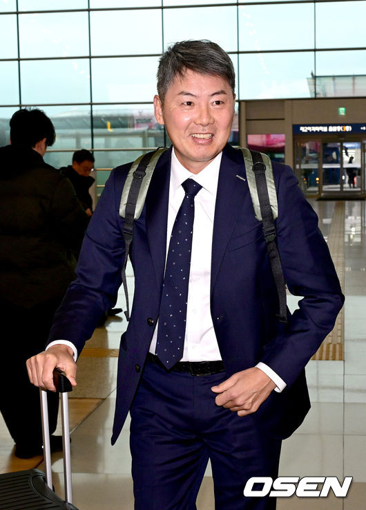 [OSEN=인천공항, 최규한 기자] 프로야구 두산 베어스가 2026 시즌을 준비하기 위해 23일 오후 인천공항을 통해 호주로 출국했다.두산은 호주 시드니에서 1차 캠프를 진행한 뒤, 일본 미야자키에서 2차 캠프를 이어간다.두산 김원형 감독이 출국장에 들어서고 있다. 2026.01.23 / dreamer@osen.co.kr