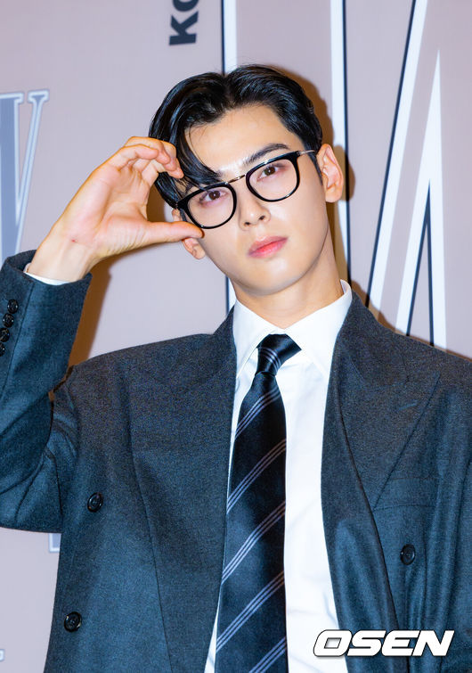 [OSEN=민경훈 기자] 14일 오후 서울 종로구 포시즌스 호텔 서울 그랜드볼룸에서 제19회유방암인식 향상 캠페인 자선 행사 포토월이 진행됐다.유방암 인식 향상 및 기념하기 위해 매년 열리는 이 자선 파티에는 수많은 연예인 셀럽들이 참석해 자리를 빛냈다.가수 겸 배우 차은우가 포토타임을 갖고 있다. 2024.07.04 / rumi@osen.co.kr