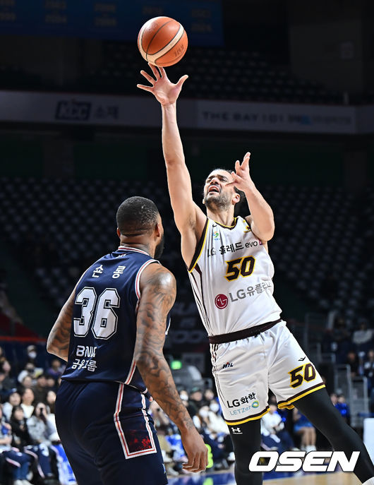 [OSEN=부산, 이석우 기자] 23일 부산 사직체육관에서 2025-2026 LG전자 프로농구 부산 KCC와 창원 LG의 경기가 열렸다.허웅·송교창이 복귀한 KCC가 타마요·양홍석 이탈로 전력 공백이 생긴 LG를 상대로 길었던 LG전 10연패 탈출을 노린다.창원 LG 아셈 마레이가 부산 KCC 숀롱의 마크를 피해 골밑슛을 시도하고 있다. 2026.01.23 / foto0307@osen.co.kr