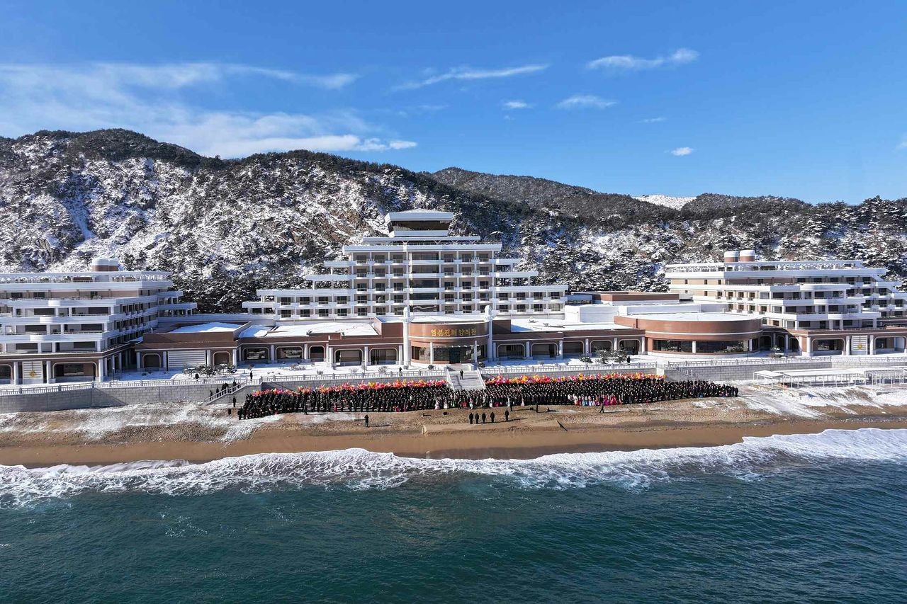 노동신문은 23일 염분진해안공원지구 준공식이 지난 21일 진행됐다고 보도했다. 사진은 염분진해안공원지구 전경. 노동신문, 뉴스1