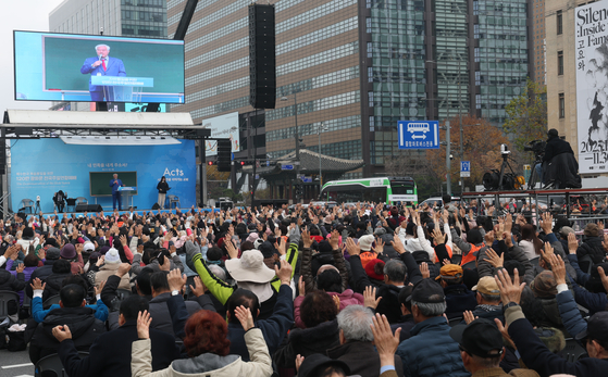지난해 11월 30일 광화문네거리에서 사랑제일교회 전국주일연합예배가 열리고 있다. 연합뉴스