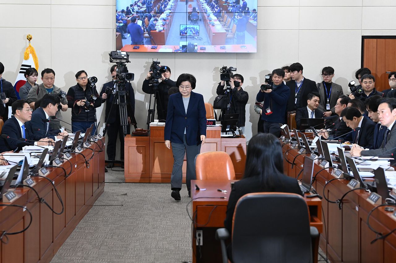 이혜훈 기획예산처 장관 후보자가 23일 국회 재정경제기획위원회에서 열린 인사청문회에서 임이자 위원장에게 선서문을 전달한 뒤 자리로 이동하고 있다. 연합뉴스