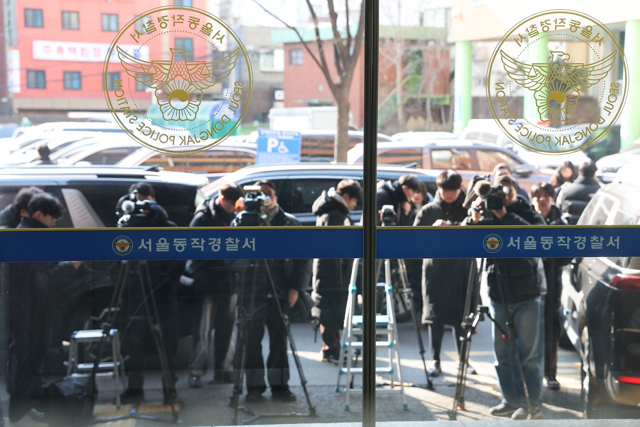 더불어민주당을 탈당한 김병기 의원의 각종 의혹을 수사하는 경찰이 23일 '수사 무마 청탁' 의혹과 관련 서울 동작경찰서를 압수수색하고 있다. 연합뉴스