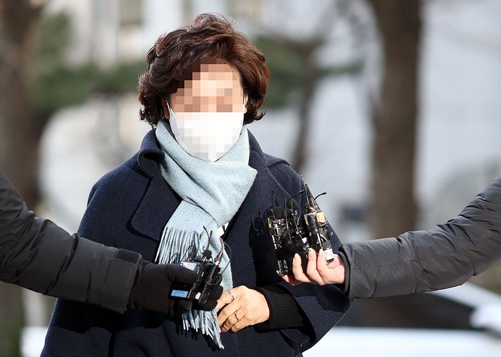 김병기 의원의 배우자가 22일 경찰 수사를 받기 위해 피의자 신분으로 출석했다. 연합뉴스