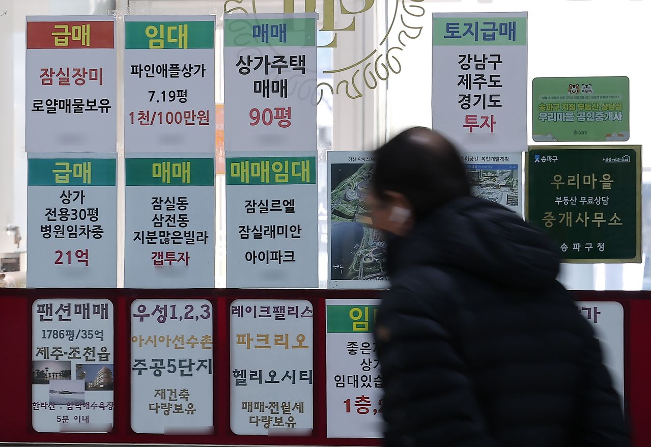 이재명 대통령이 오는 5월 9일 만료를 앞둔 '다주택자 양도소득세 중과 면제' 제도에 대해 기간 연장을 전혀 고려하지 않고 있다고 밝힌 23일 서울 시내 한 공인중개사에 아파트 매매 및 전세 매물 시세가 게시돼 있다. 다주택자 양도세 중과는 조정대상지역 내 주택을 두 채 이상 보유한 사람이 집을 팔 때 기본세율에 일정 비율의 가산 세율을 추가로 얹어 과세하는 제도다. 뉴스1