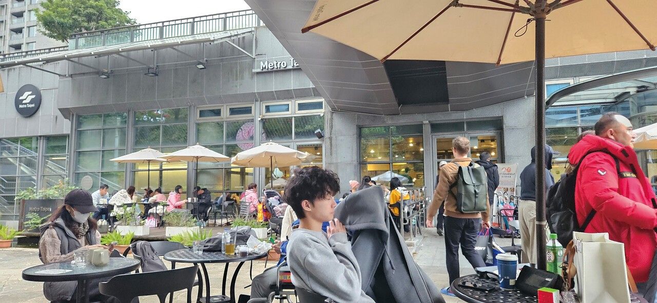 지난해 12월 30일 중국이 대만 포위 훈련에 돌입할 당시의 대만 타이베이 시내 전경. 대만 시민들은 전쟁의 공포를 일상처럼 견뎌야 한다. [사진 정용환]