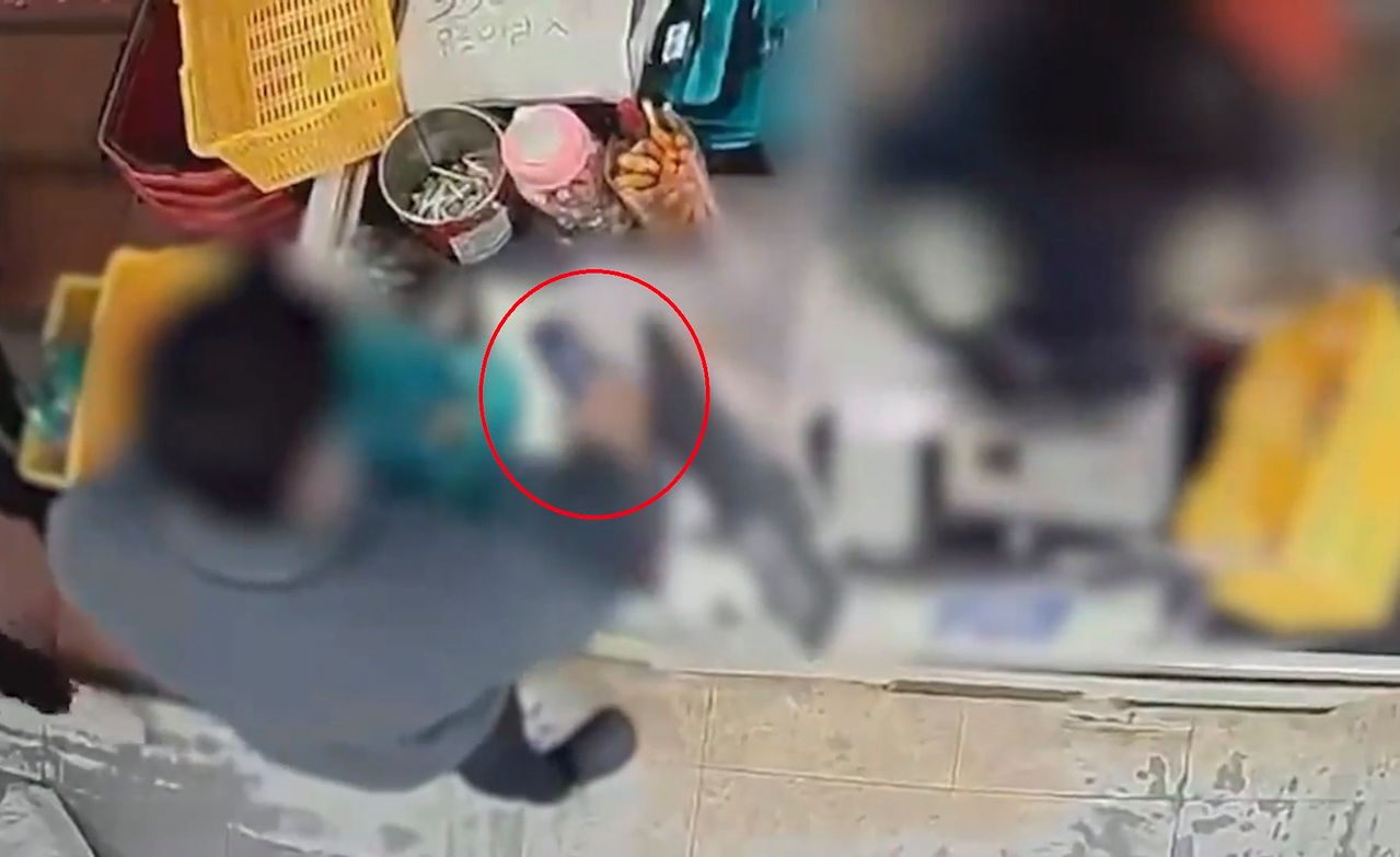 지난달 3일 오후 경남 창원의 한 모텔에서 발생한 '흉기 난동 사건. 피의자 A씨(20대)가 모텔에 들어가기 직전 인근 마트에서 범행 도구로 사용된 흉기(빨간색 동그라미)를 구입하고 있다. 이 사건으로 10대 남녀 중학생 3명이 흉기에 찔려 2명이 숨지고 1명이 크게 다쳤다. 사진 경남경찰청 제공 영상 캡처