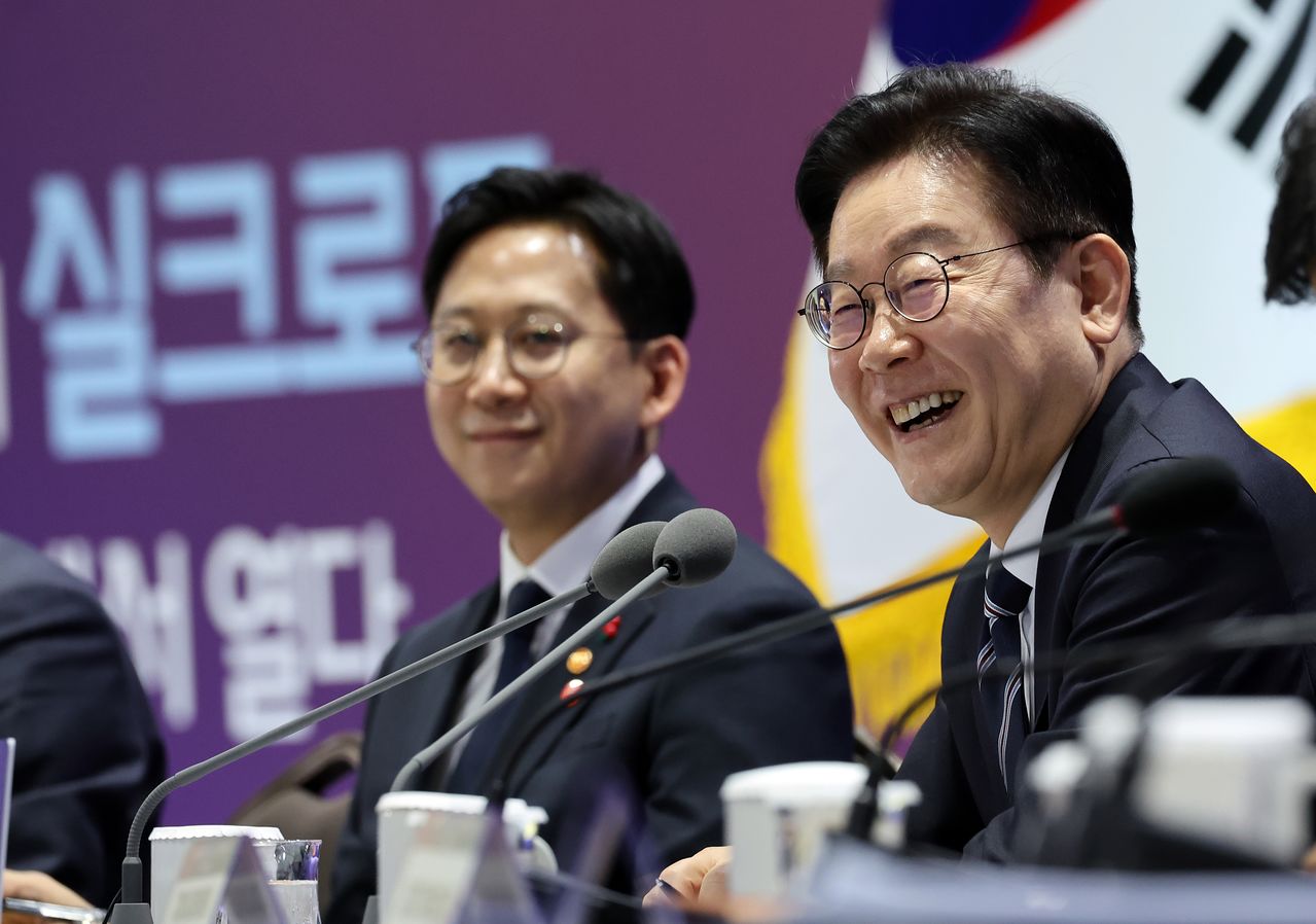 이재명 대통령이 23일 울산 울주군 울산전시컨벤션센터에서 열린 ‘울산의 마음을 듣다‘ 타운홀 미팅에서 참석자와 대화하며 웃고 있다. 청와대사진기자단