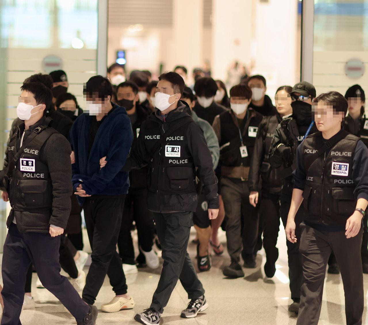 캄보디아 시아누크에서 보이스피싱 범해을 벌이던 한국인 조직원 49명이 23일 인천국제공항을 통해 국내로 강제송환됐다. 사진 부산경찰청