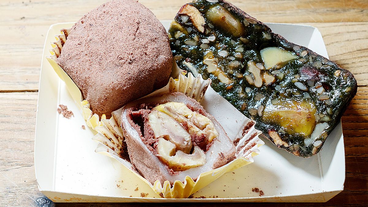 공주산성시장에는 다양한 밤 먹거리가 있다. 부자떡집의 ‘알밤모찌’와 ‘부자떡’.