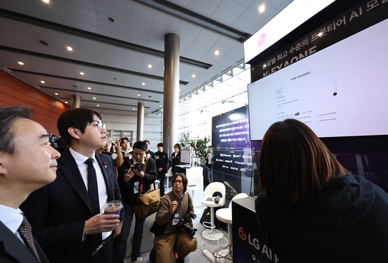하정우 대통령실 AI미래기획수석이 지난달 30일 오후 서울 강남구 코엑스 오디토리움에서 열린 '독자 AI파운데이션 프로젝트 발표회'를 앞두고 LG AI리서치 부스에서 AI 체험을 하고 있다. 뉴스1