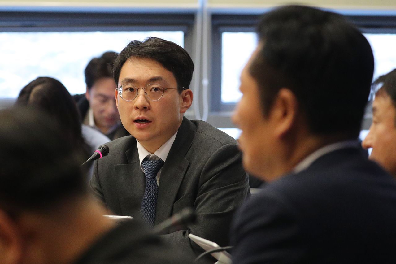 박지원 더불어민주당 최고위원이 23일 충북 진천선수촌에서 열린 최고위원회의에서 전날 정청래 대표의 조국혁신당 합당 발언과 관련한 발언을 하고 있다. 뉴스1