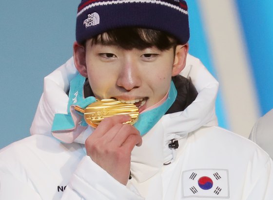 2018 평창 동계올림픽 쇼트트랙 남자 1500m 금메달을 딴 임효준이 시상대에서 금메달을 깨무는 모습. 임효준은 “흠집이 생길까봐 실제로 깨물지는 않았다”고 말했다. [뉴스1]  2018 평창동계올림픽 쇼트트랙 스피드 스케이팅 남자 1500m 금메달의 주인공인 임효준이 11일 오후 강원 평창 메달플라자에서 열린 메달 세리머니에서 금메달을 받은 후 깨물어보고 있다. 2018.2.11. [뉴스1]