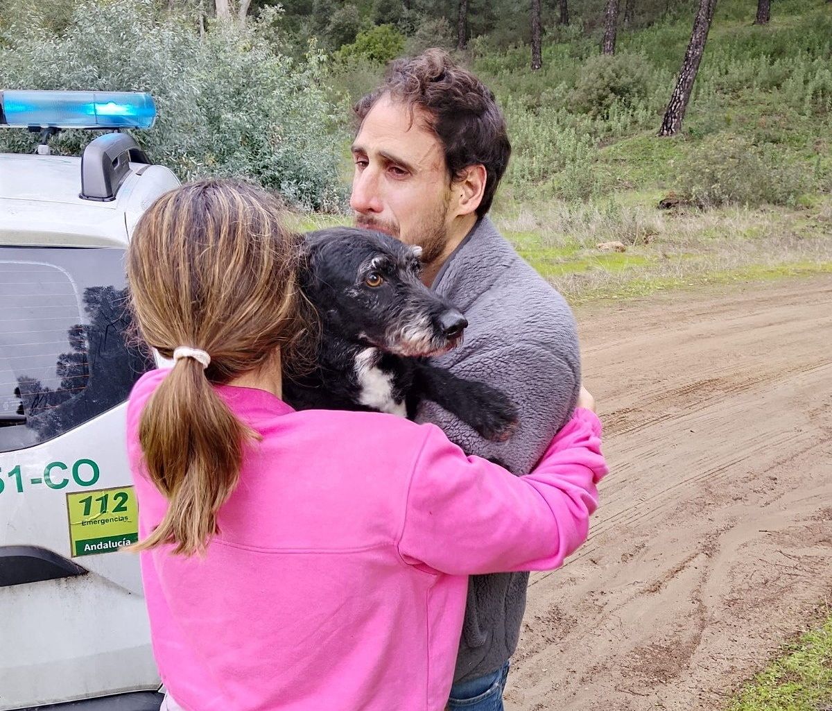 스페인 고속열차 충돌 참사로 실종됐던 반려견 보로가 22일(현지시간) 나흘 만에 구조돼 가족과 상봉하는 모습. 로이터=연합뉴스