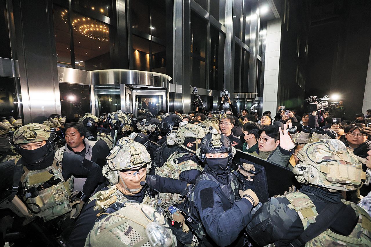 2024년 12월 4일 새벽 윤석열 전 대통령의 12.3 비상계엄 선포로 국회로 출동한 계엄군을 더불어민주당 보좌진과 당직자 등이 막고 있다. 김성룡 기자