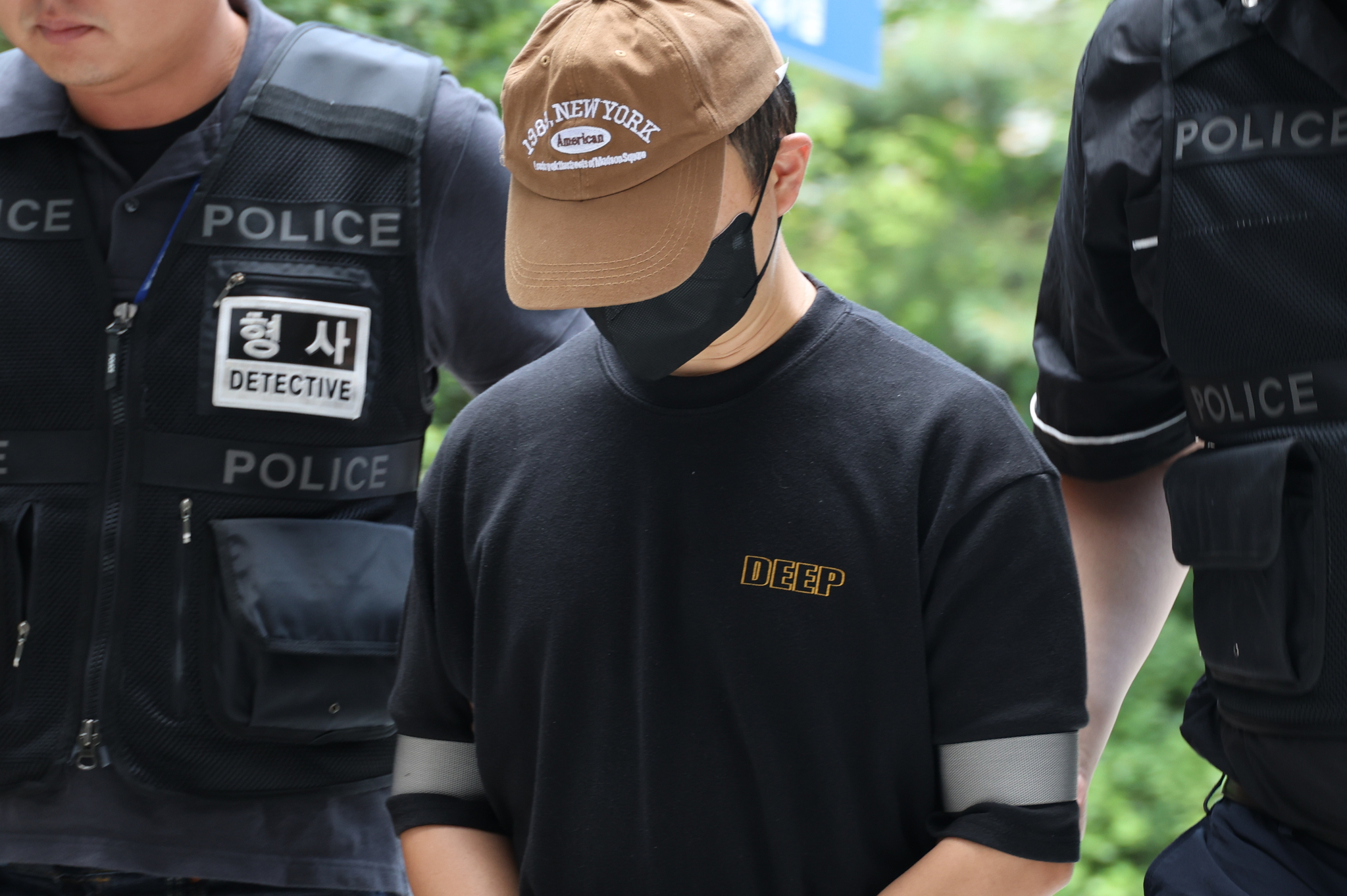 남편의 신체 중요 부위를 절단한 50대 여성의 범행에 가담한 30대 사위가 지난해 8월 2일 구속 전 피의자 심문(영장실질심사)이 열리는 인천지법에 들어서고 있다. 연합뉴스