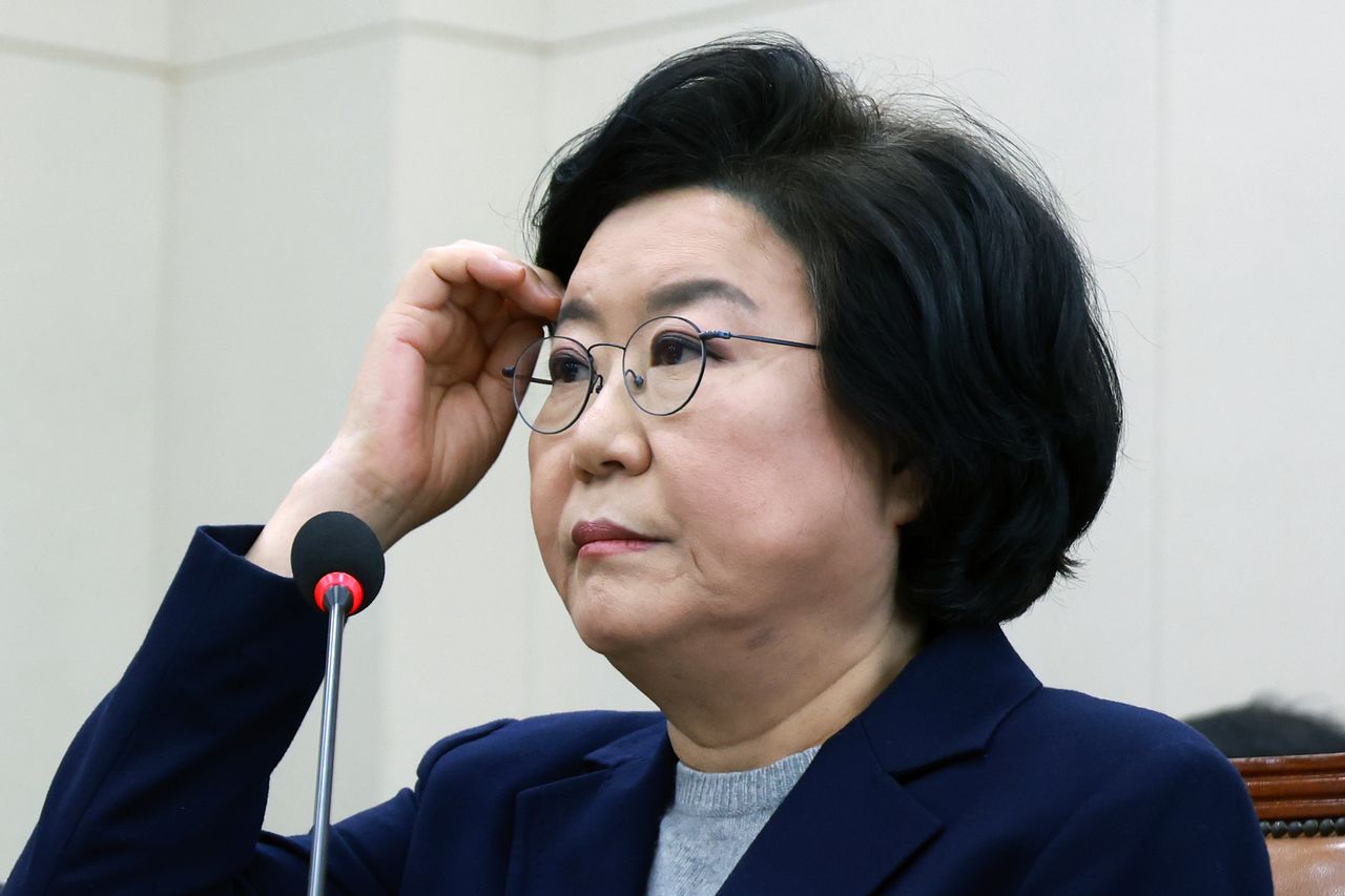 이혜훈 기획예산처 장관 후보자가 23일 국회 재정경제기획위원회에서 열린 인사청문회에서 머리카락을 쓸어 넘기고 있다. 임현동 기자